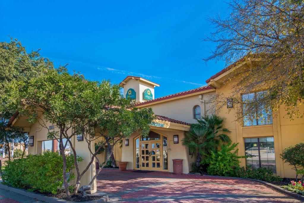 La Quinta Inn & Suites by Wyndham San Antonio I-35 N At Rittiman Main image