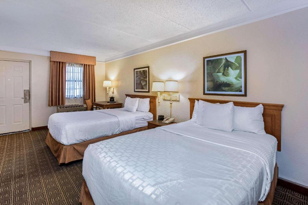 La Quinta Inn & Suites by Wyndham San Antonio I-35 N At Rittiman Main image