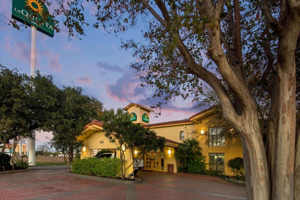 La Quinta Inn & Suites by Wyndham San Antonio I-35 N At Rittiman image 3