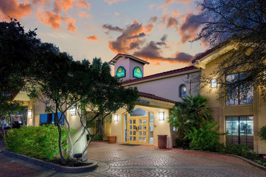 La Quinta Inn & Suites by Wyndham San Antonio I-35 N At Rittiman image 5